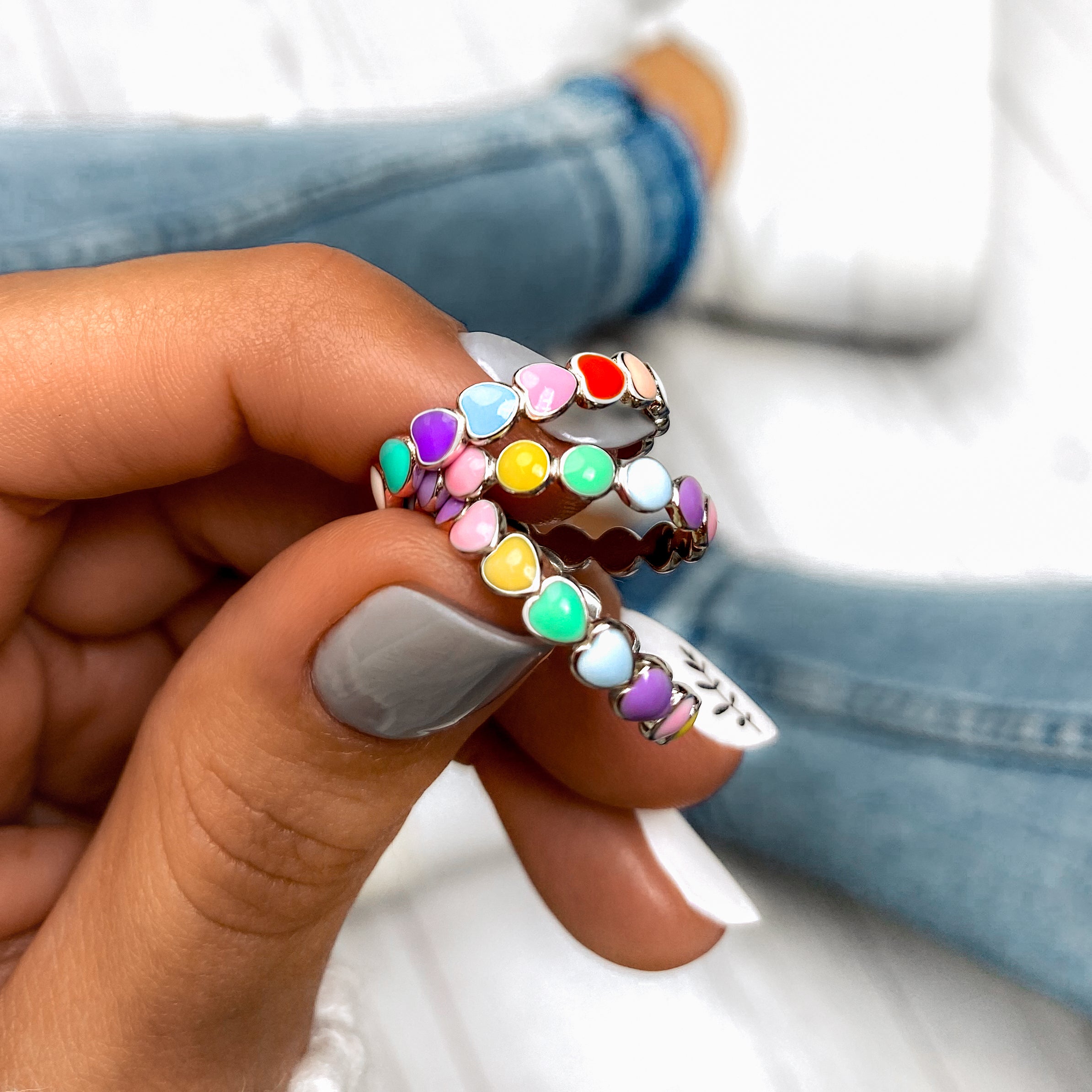 Des bijoux émaillés délicats pour le quotidien