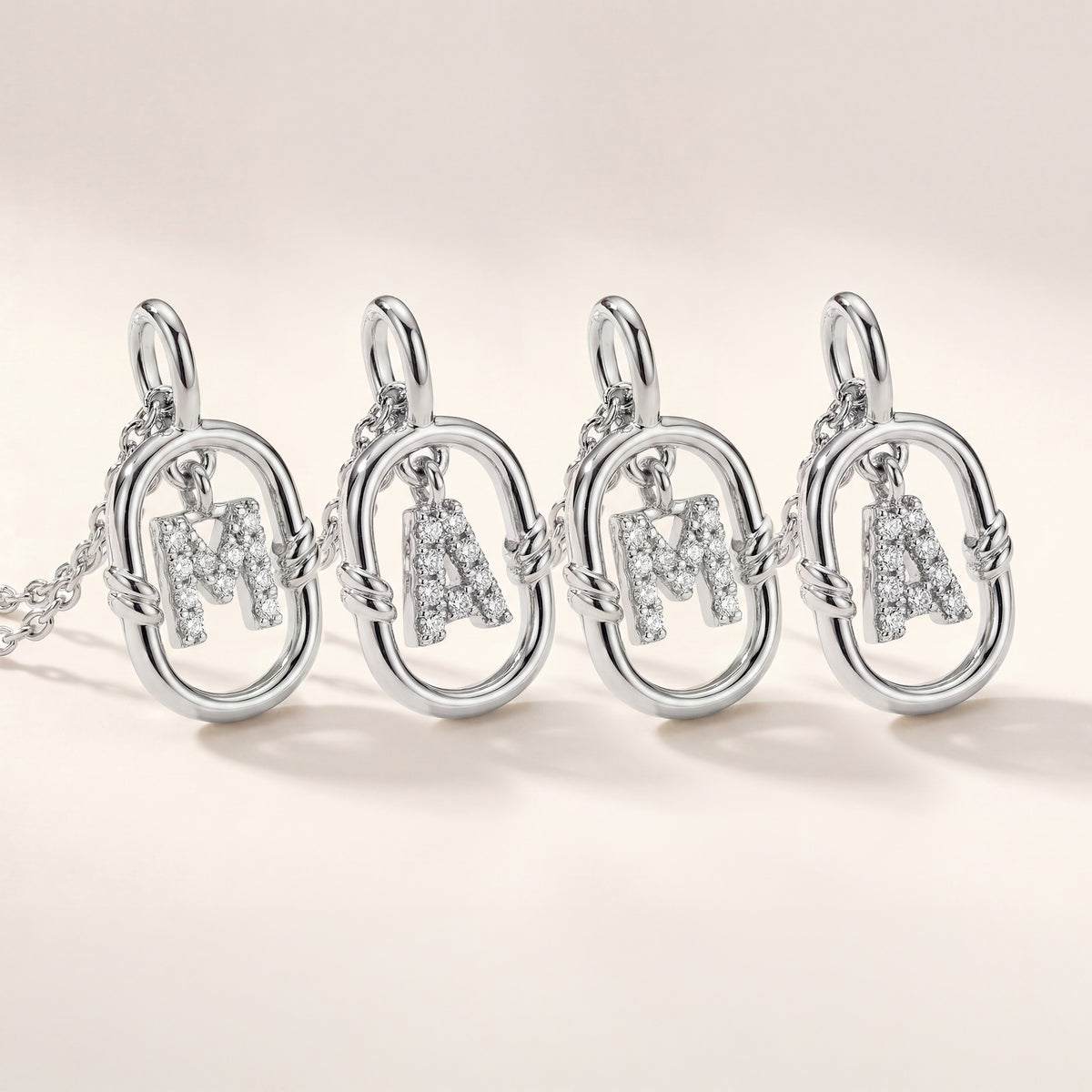 Halskette mit Initialen-Leuchtkraft